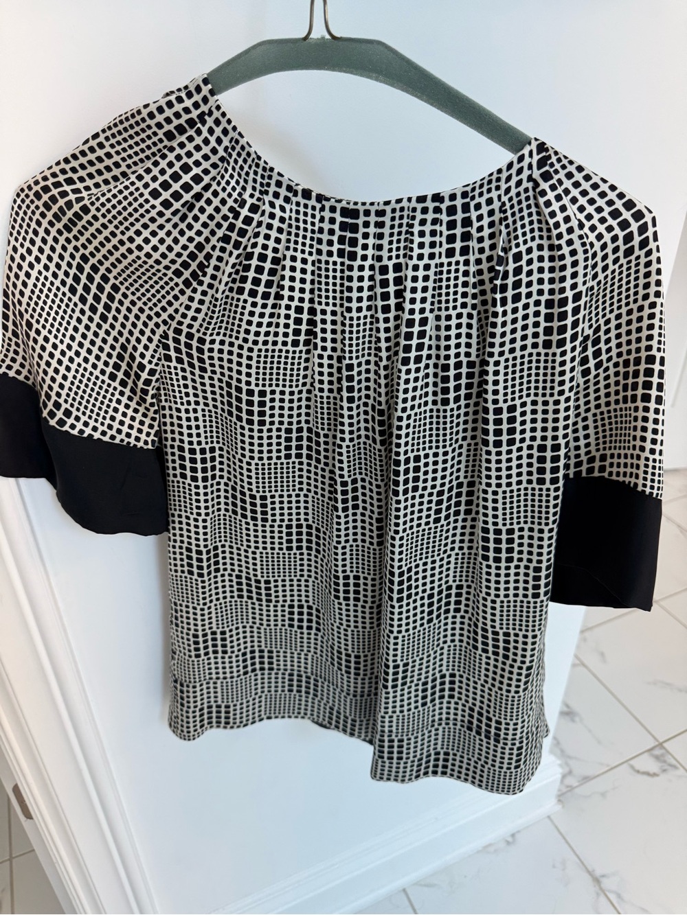 100% silk Banana Republic Black and White Geometric Short-Sleeve Blouse